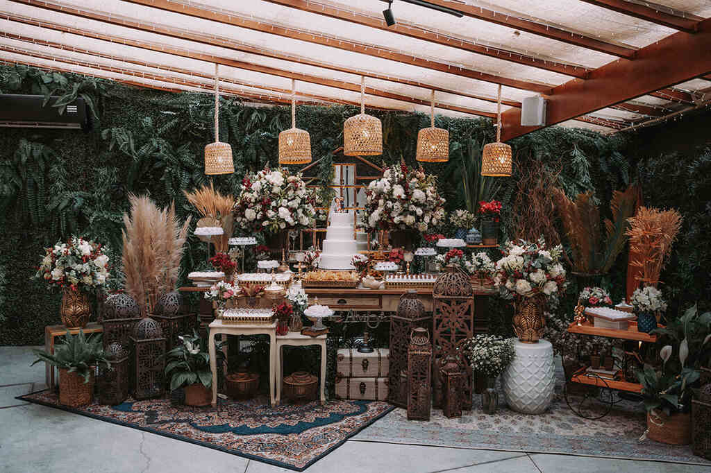 mesa com bolo de casamento com decoração rústica com capim dos pampas
