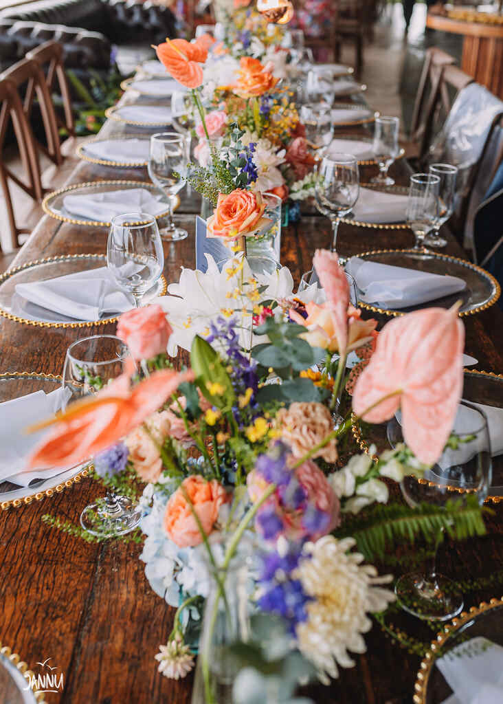 centro de mesa decorado com flores rosas amarelas e azuis