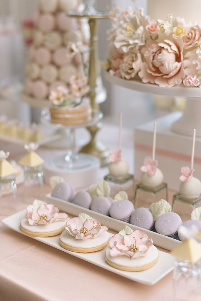 Mesa com doces finos para casamento com bandeja retangular com doce com flor de açúcar