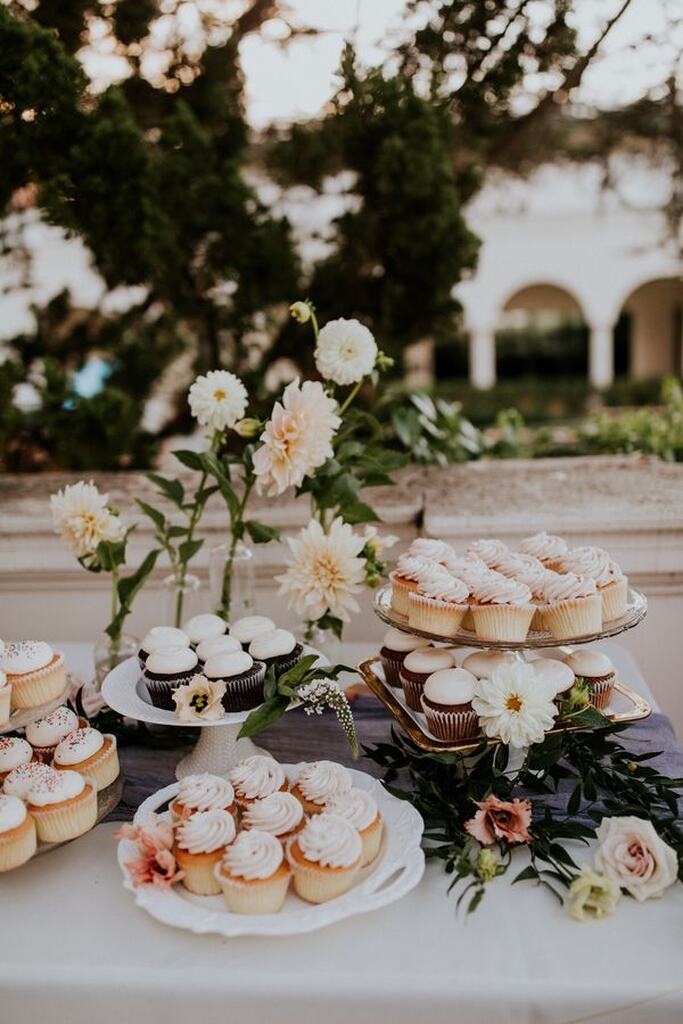 mesa com doces finos para casamento bandejas com cupcakes
