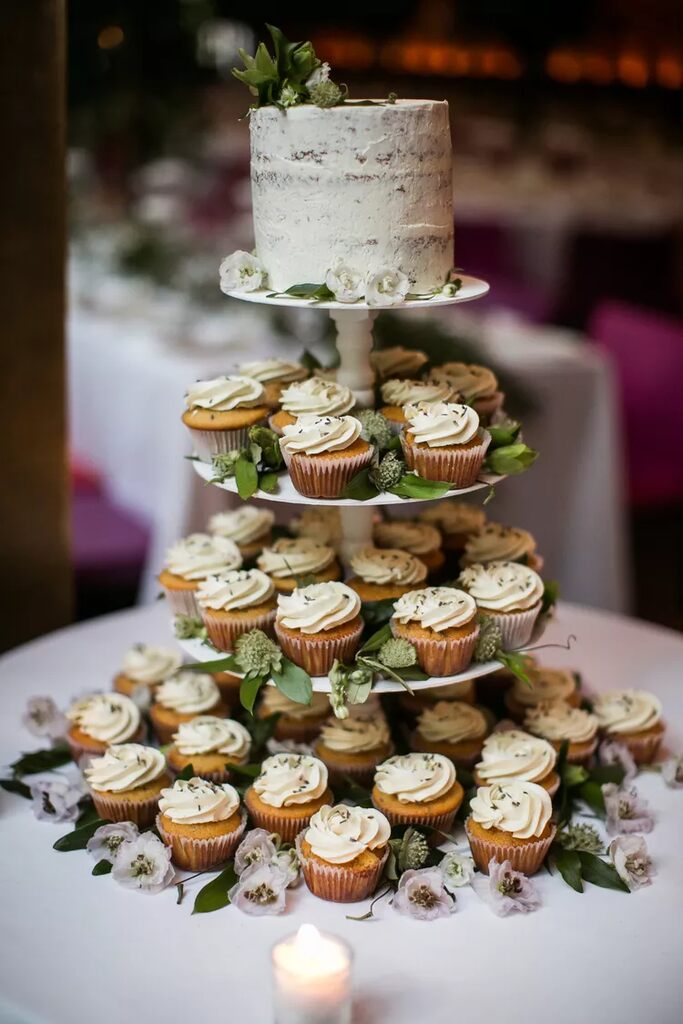 mesa com doces finos para casamento com torre com cupackes com cahampanhe e bolo no topo