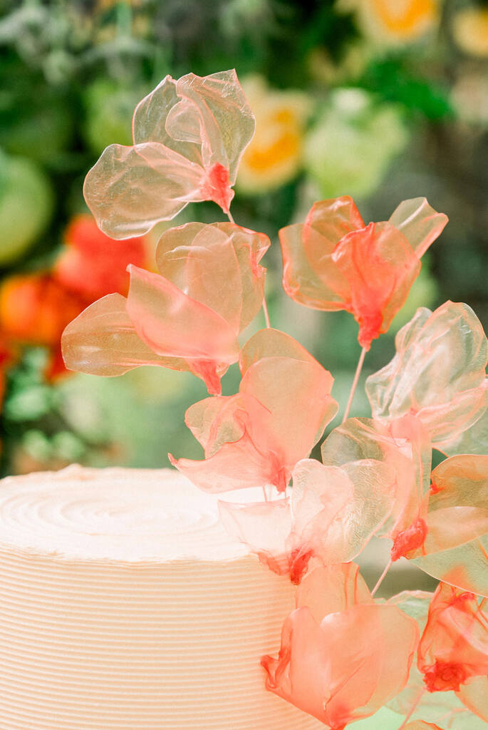 bolo de casamento na cor peach fuzz com flores artificais laranja