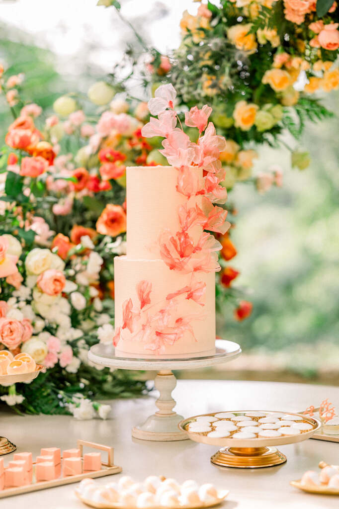 mesa com bolo de casamento na cor peach fuzz