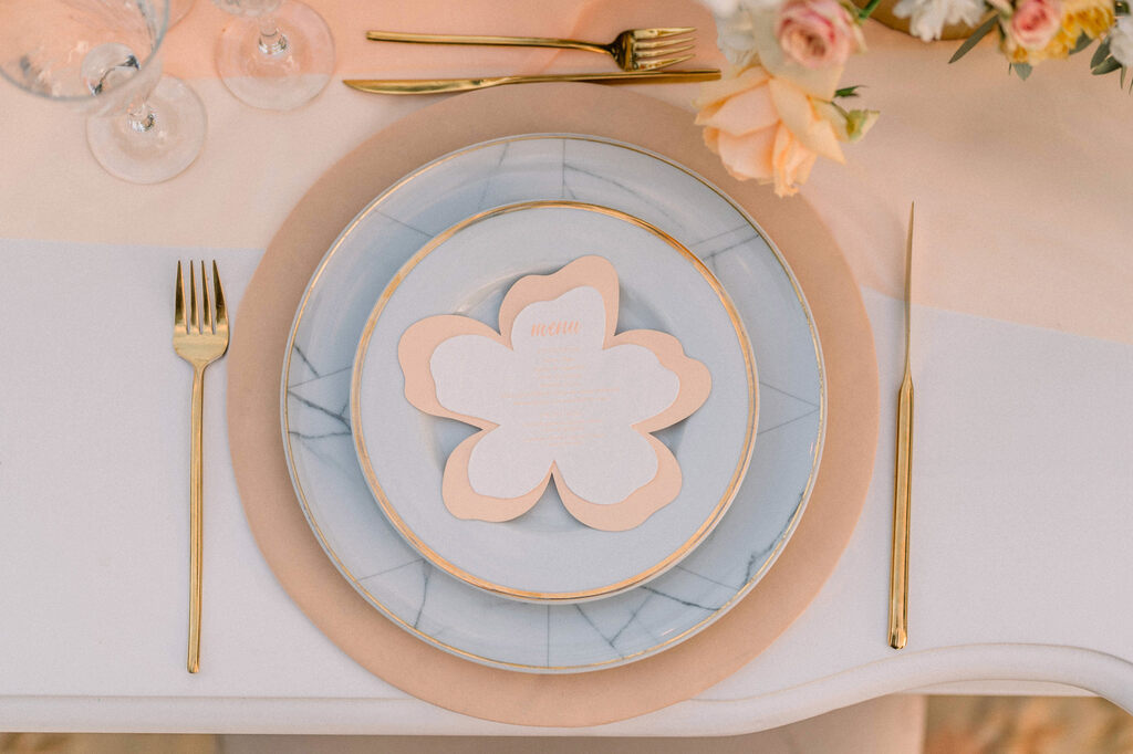 mesa posta com prato azul claro e pach fuzz