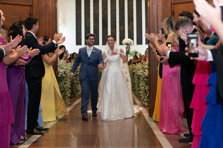 Noiva escolhe vestido com capa bordada para casamento na igreja
