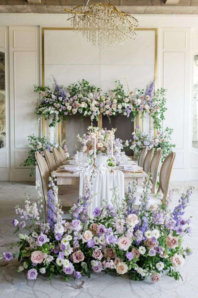 mesa clássica dentro de salão decorado com lavanda e rosas