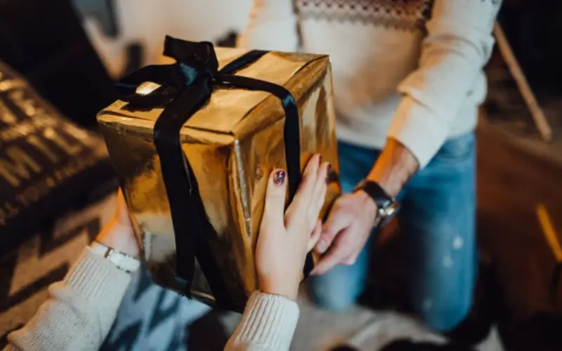 presente de casamento com embrulho met&aacute;lico