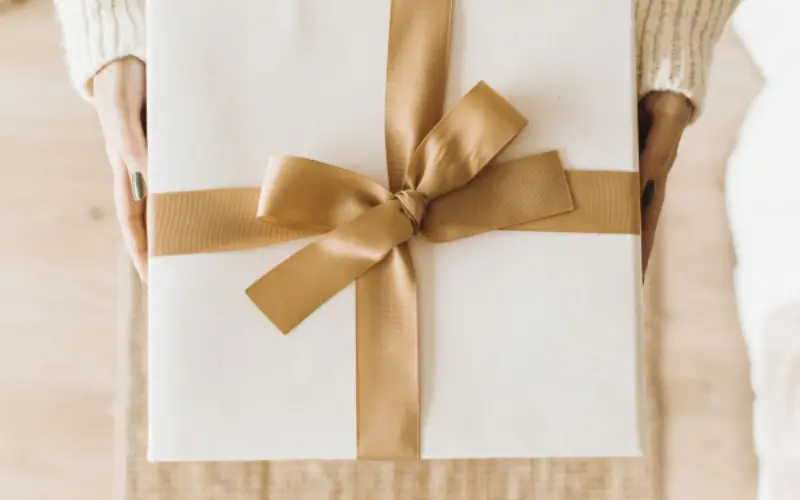 presente de casamento com la&ccedil;o dourado