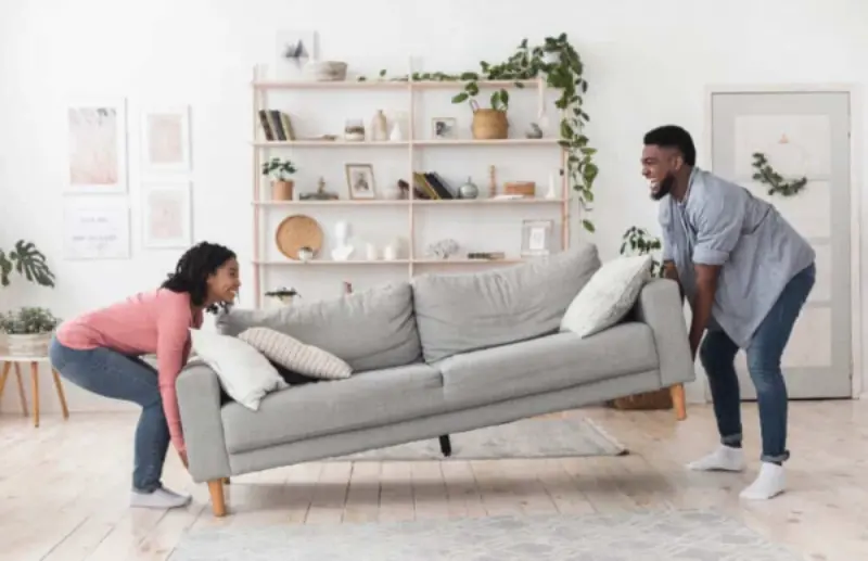 casal organizando a sala 