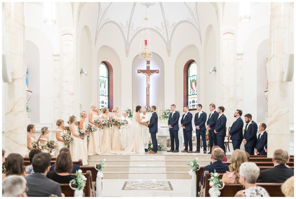 padrinhos e madrinhas no altar durante casamento na igreja