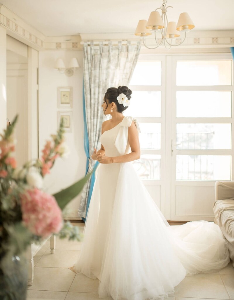 vestido de noiva com saia volumosa e ombro único para casamento de tarde