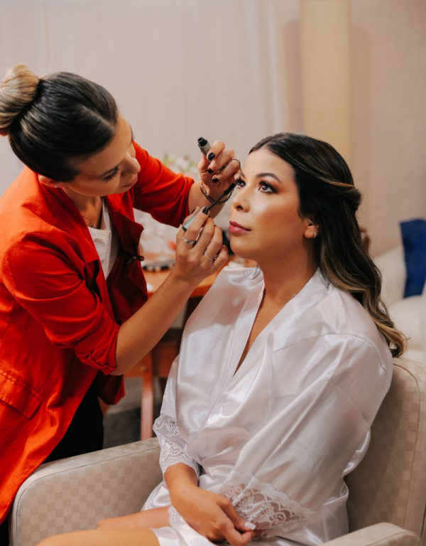 capa post: Jessica Tognon maquiando a noiva