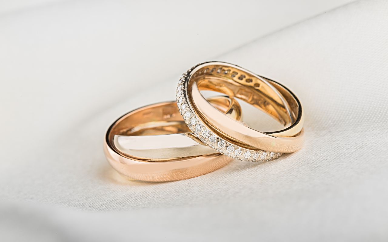 par de alianças de casamento diferente em ouro branco e dourado com brilhantes