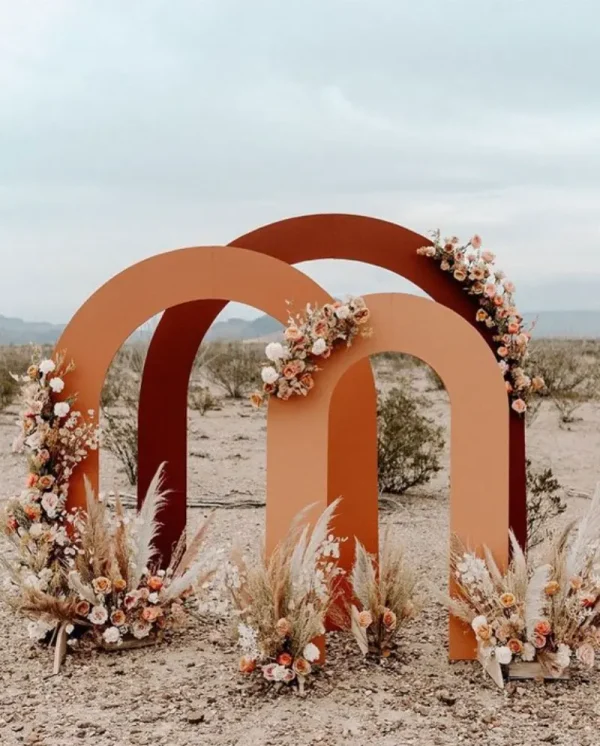 capa post: arcos para altar de casamento em tons terrosos