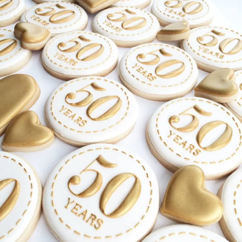 biscoitos decorados com 50 anos em dourado
