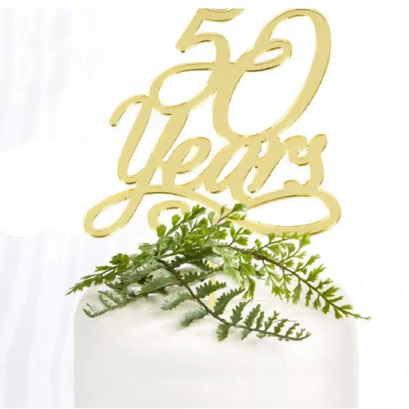 bolo com topo de decoração de cinquenta anos