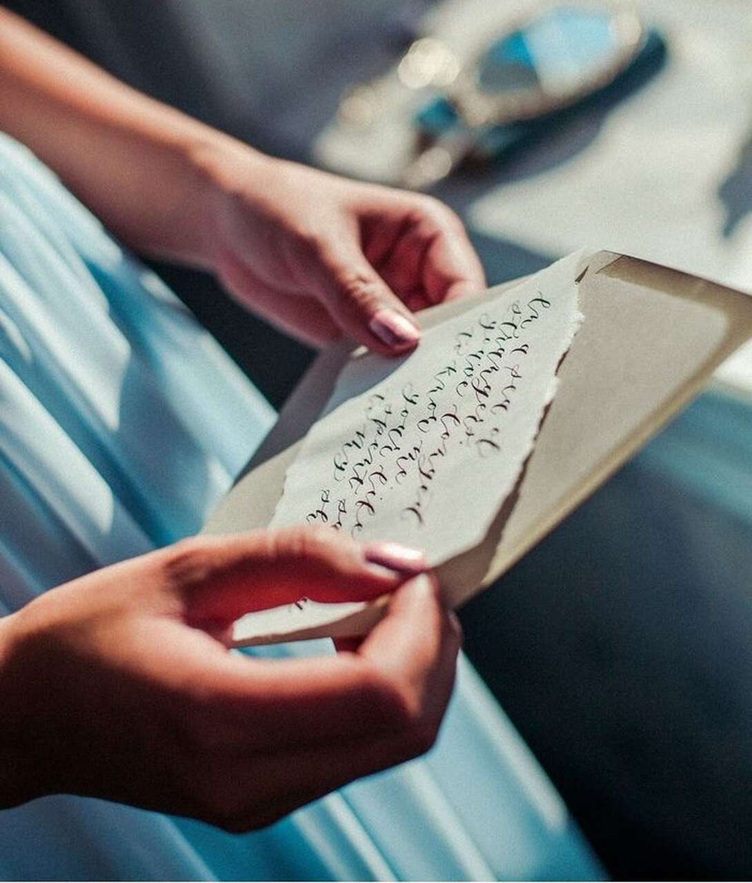 mão feminina lendo cartão de casamento com mensagem