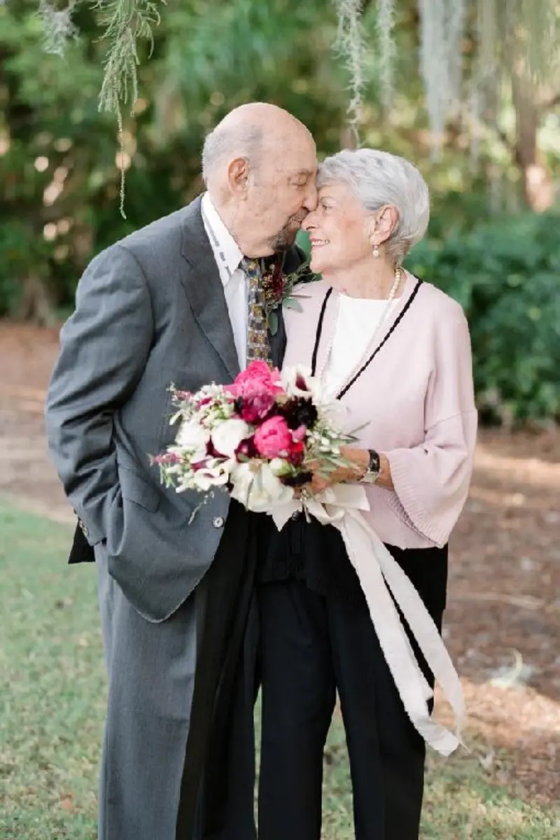 casal abraçados comemorando bodas de ouro