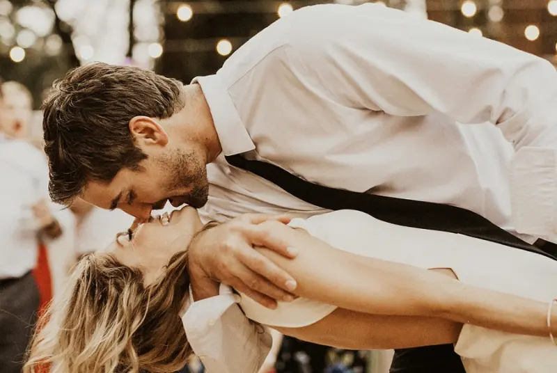 casal curtindo a m&uacute;sica de casamento