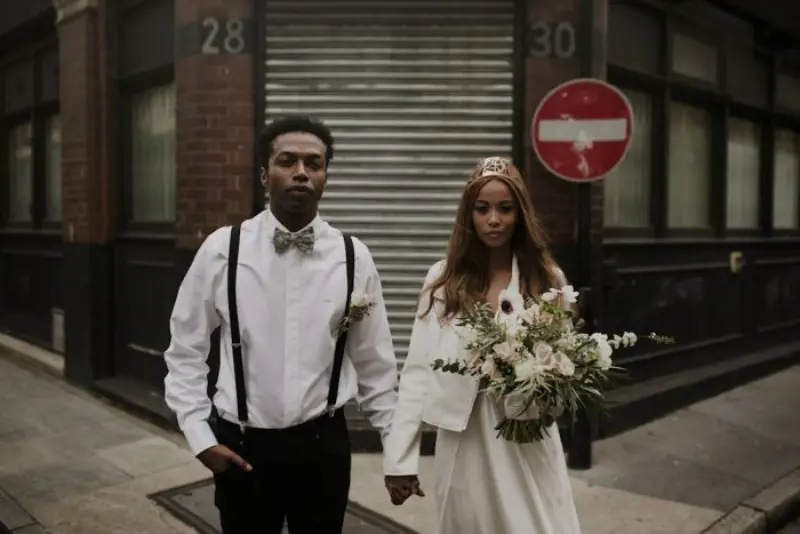 casal de mãos dadas em casamento na cidade