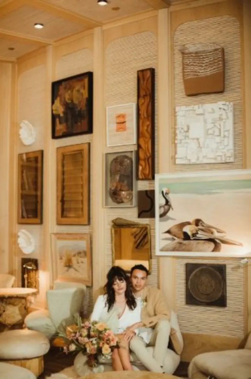 casal de noivos em decoração terracota