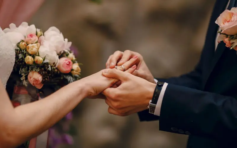 casal de noivos trocando alianças