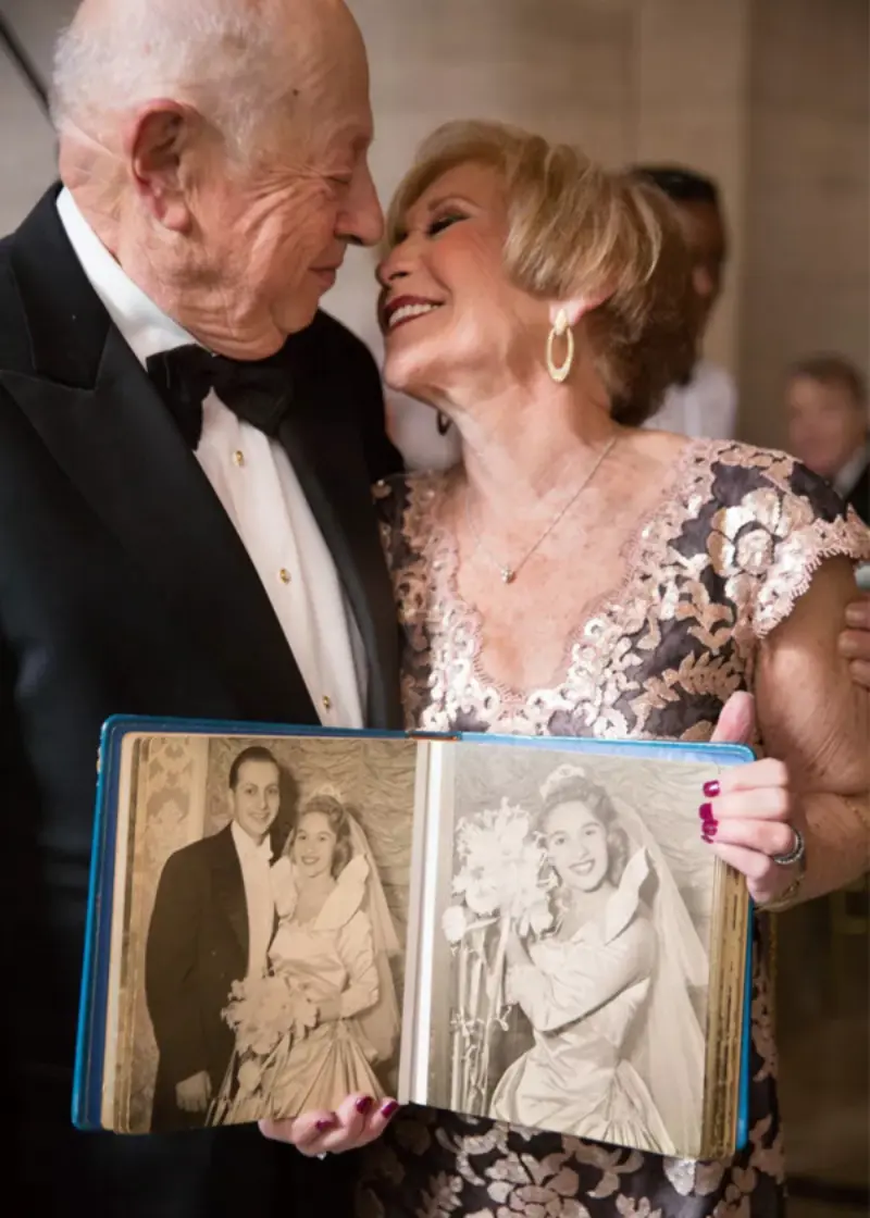 casal idoso vendo o álbum de casamento depois de 50 anos de casamento