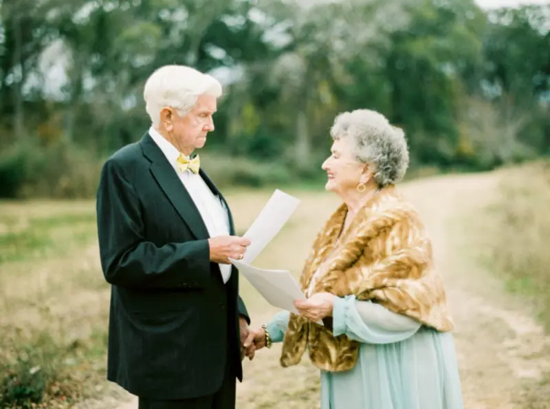 casal lendo os votos em bodas de ouro