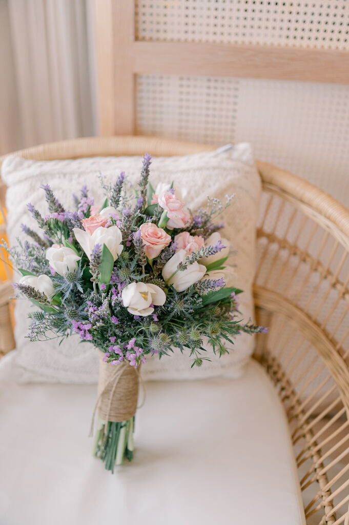 buquê com rosas brancas e cor de rosa e lavanda em cima da cadeira