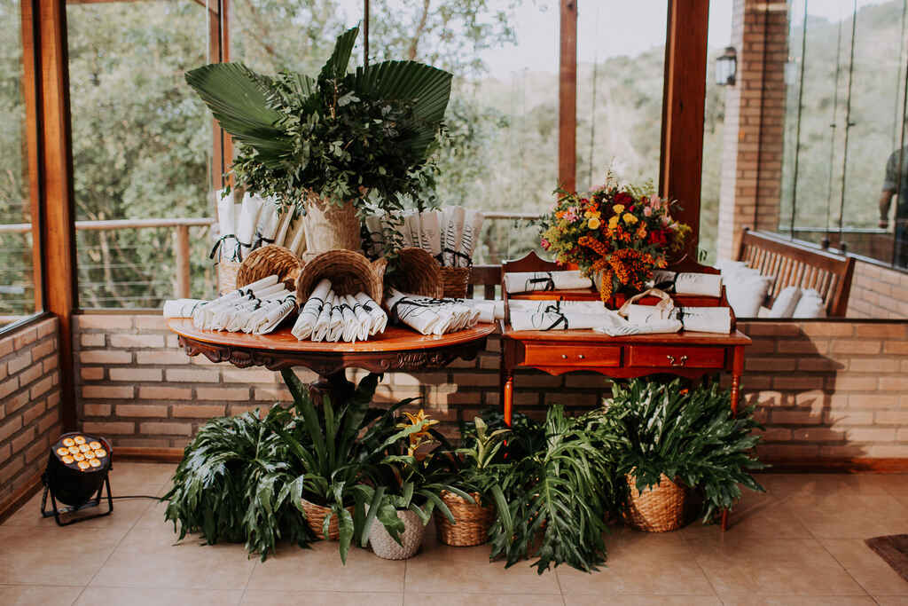 mesas com plantas e lembrancinhas de casamento 