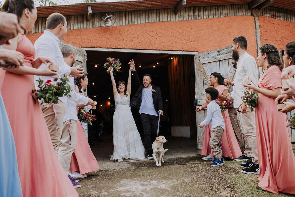 saída dos noivos com o cachorro