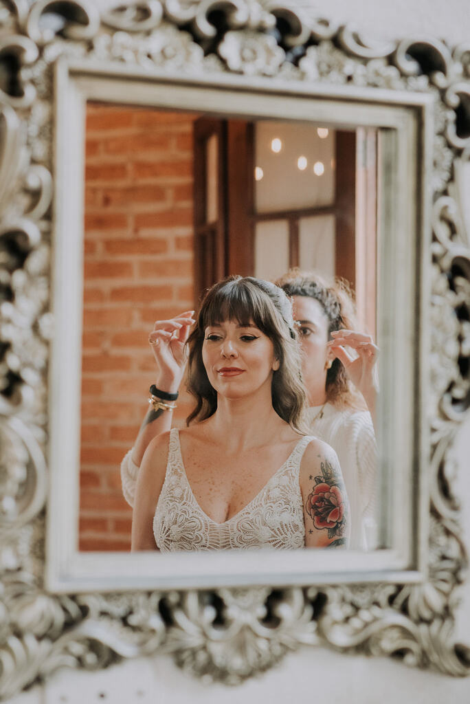mulher fazendo penteado com tranças na noiva