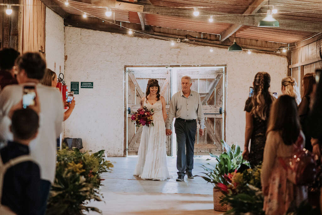 entrada da noiva com o pau com calça e camisa cinza