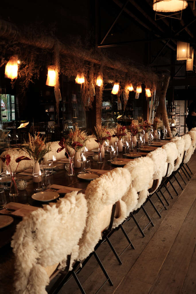 mesa comunitária no restaurante com cadeiras com encosto de lã