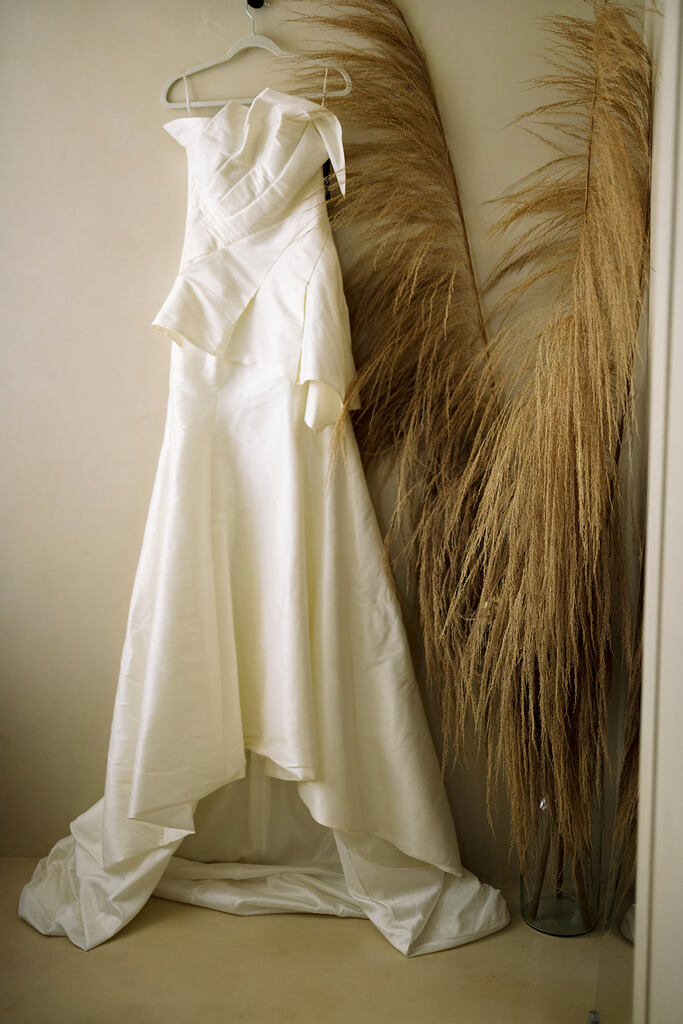 vestido de noiva com plissados pendurado no cabide