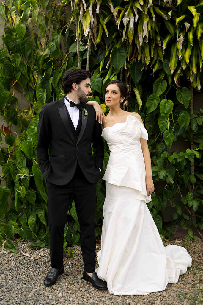 noivo com smoking ao lado da noiva com vestido moderno