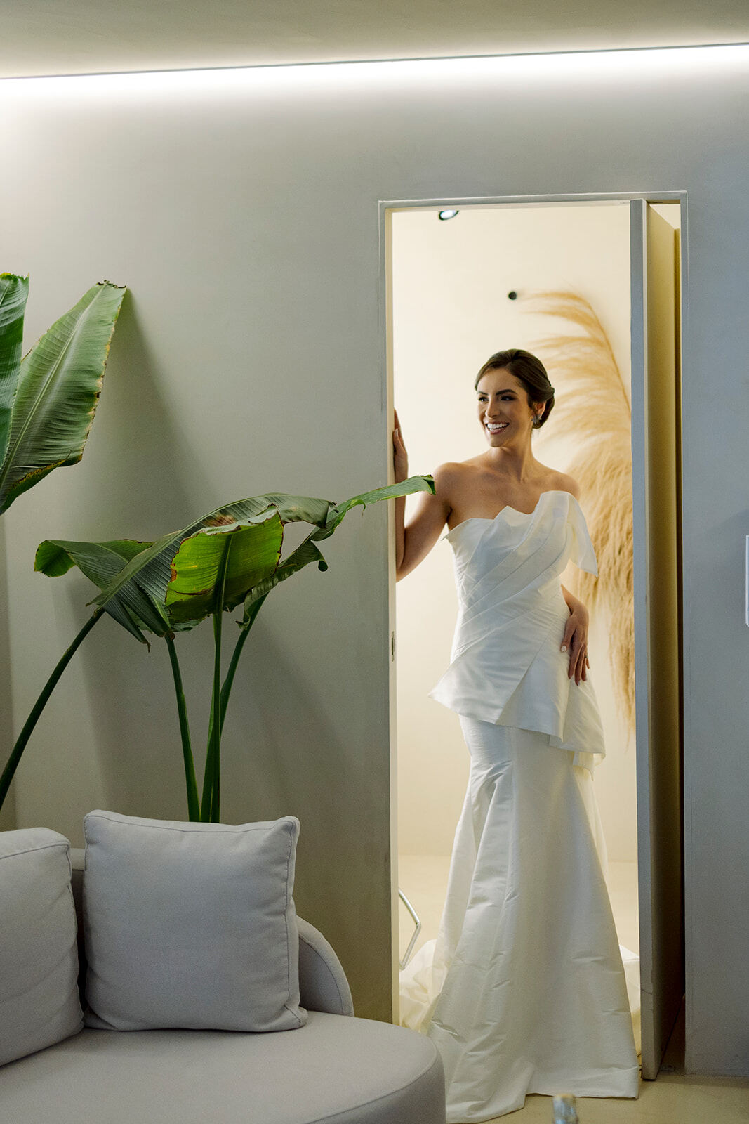 entrada da noiva na sala com vestido elegante
