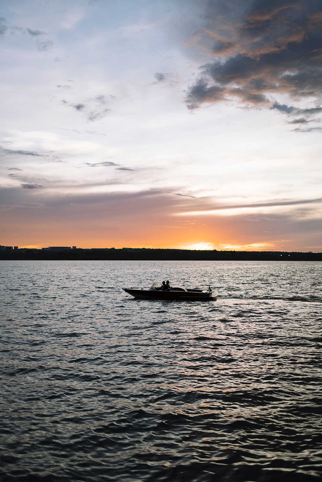noivos no barco no rio ao pôr do sol