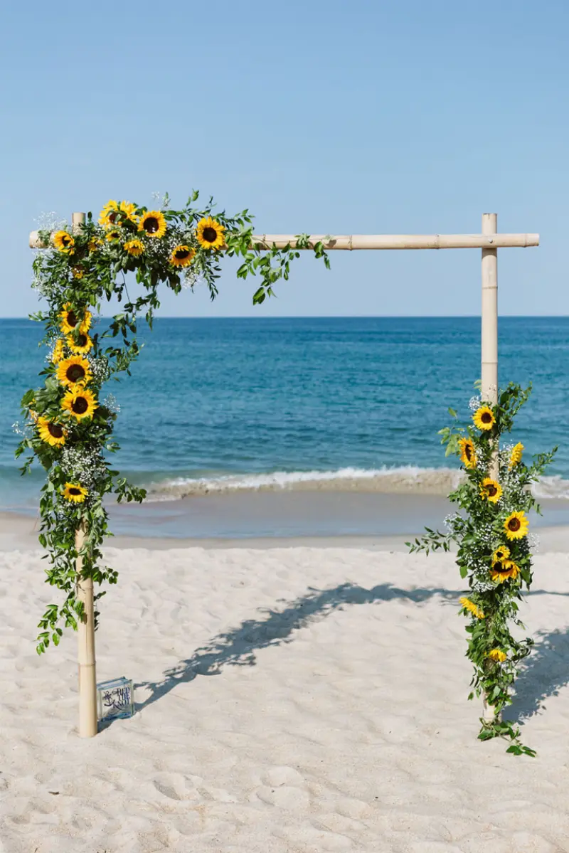 altar com girassol na praia