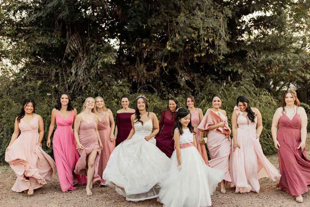 noivos ao lado das madrinhas com vestidos cor de rosa e mães com vestido marsala