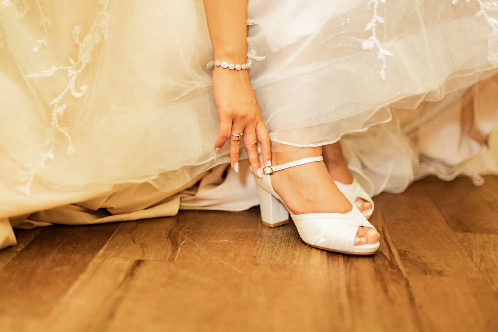 noiva colocando sandália branca peep toe