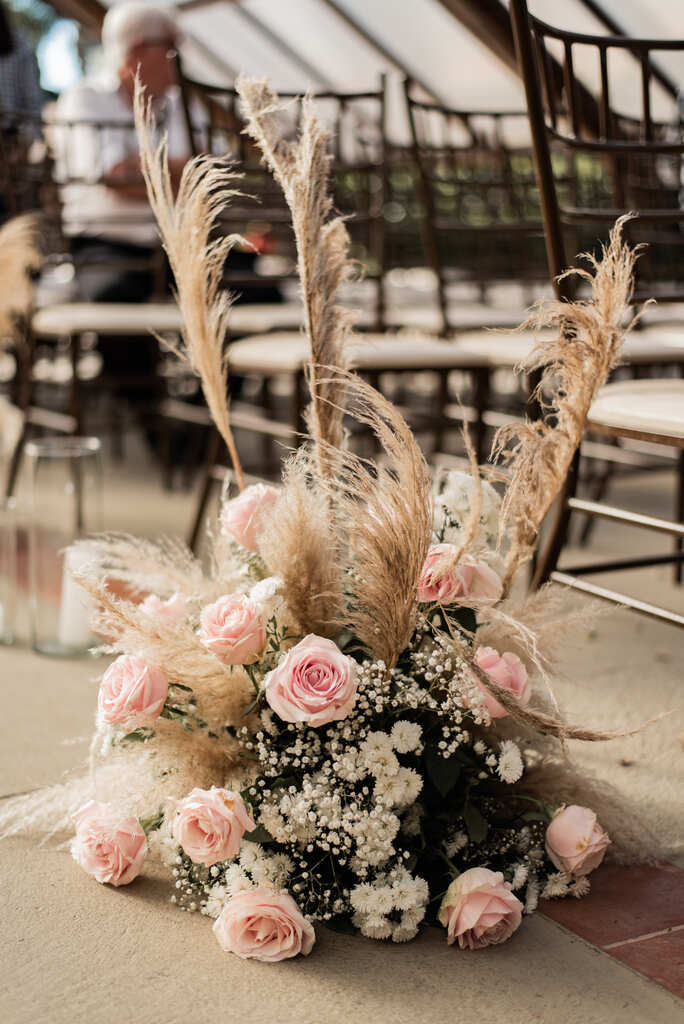 arranjo com rosas cor de rosa flor mosquitinho e flores branca e capim dos pampas para decorar a cadeira