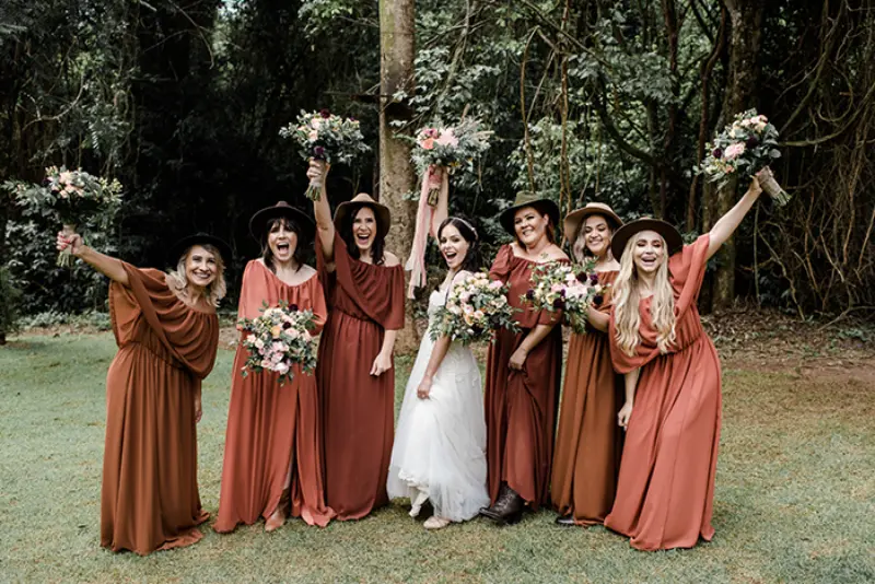 casamento Marcela Taís com madrinhas com vestidos terracota