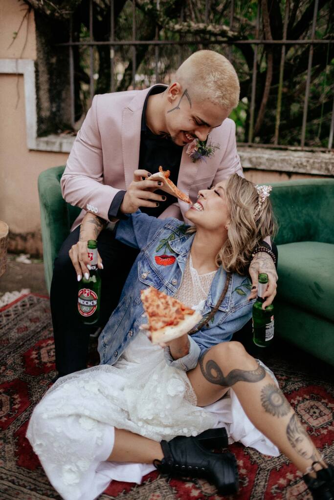 noivos comendo pizza em casamento moderno