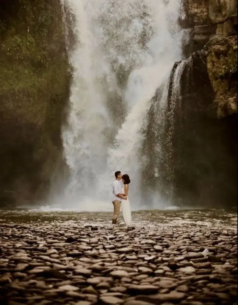 casamento na cachoeira com noivos no meio dela