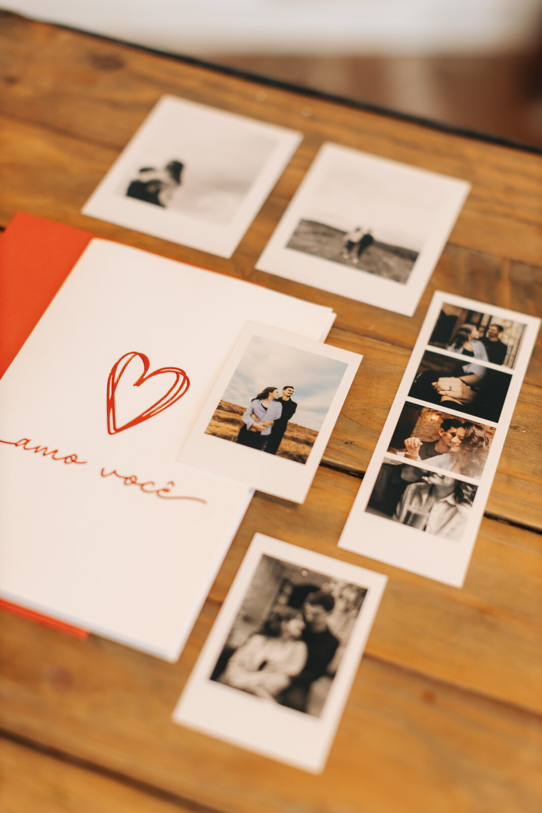convite de casamento branco e vermelho com fotos instantaneas