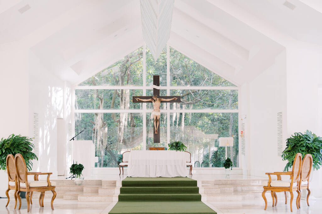 igreja com tapete verde e cruz grande na frente da janela
