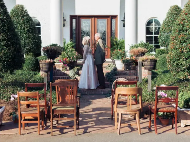 celebração intimista de bodas de ouro no quintal da família com noivos em frente a porta
