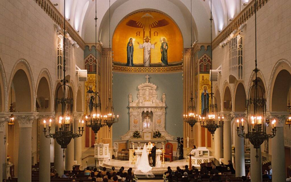 imagem aérea de cerimônia religiosa em igreja católica