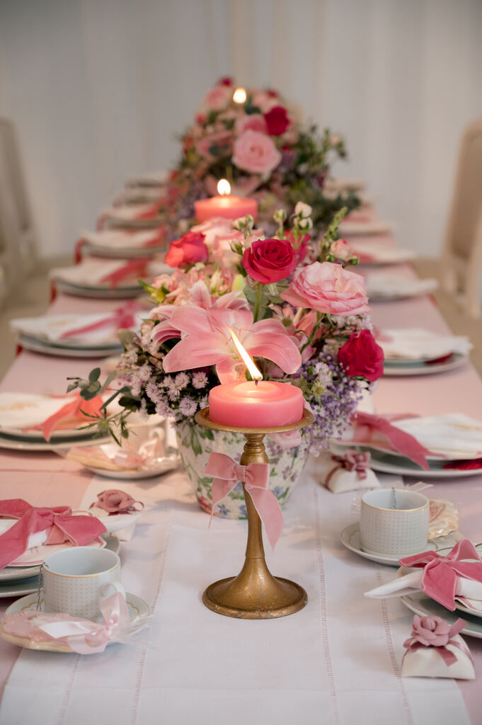 centro de mesa com flores cor de rosa e velas